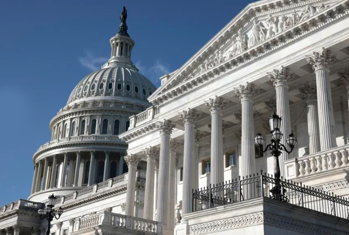 U.S. Tax Bill Uncertainty Pressures Dollar and Shakes Investor Confidence